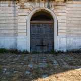 A dominare la facciata � l�ampio portone in legno iscritto in un arco in pietra ai cui lati sono presenti due finestre entrambe murate